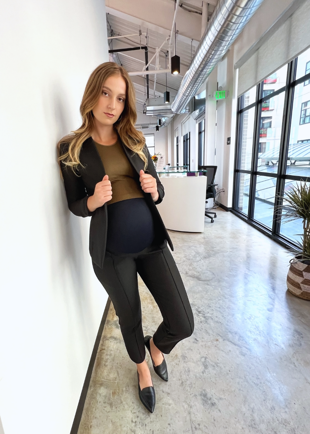 Black maternity workwear pants with stretch belly for bump comfort. Made with luxury stretch Italian suiting fabric. Featuring real pockets and slimming princess seams. Washable, sustainable, petite friendly pants. 